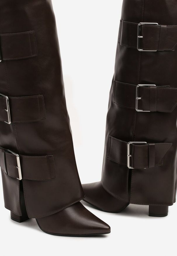 Renee - Brązowe Rockowe Kozaki na Słupku z Wywiniętą Cholewką Wykończone Klamrami Navlaya. Okazja: na co dzień. Zapięcie: klamry. Kolor: brązowy. Materiał: skóra. Szerokość cholewki: normalna. Obcas: na słupku. Styl: rockowy