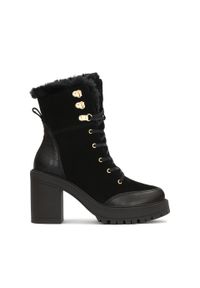 Kazar - Czarne botki na grubym obcasie z zamszu i skóry licowej. Kolor: czarny. Materiał: syntetyk, futro, zamsz, skóra. Szerokość cholewki: normalna. Sezon: jesień, zima. Obcas: na obcasie. Styl: elegancki, street. Wysokość obcasa: średni #1