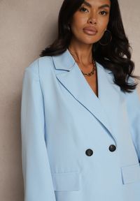 Renee - Jasnoniebieska Pudełkowa Marynarka Oversize o Dwurzędowym Fasonie Kositia. Okazja: na co dzień, na spotkanie biznesowe. Kolor: niebieski. Materiał: jeans. Styl: biznesowy, klasyczny, casual #3