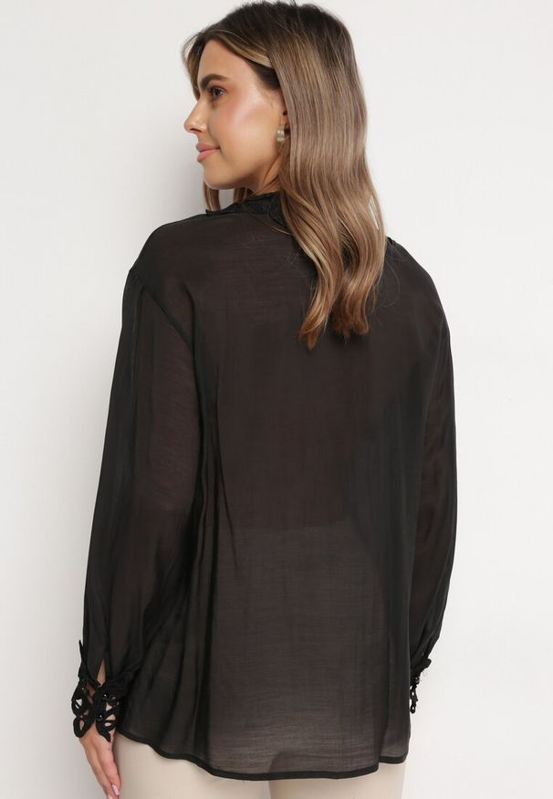 Born2be - Czarna Koszula z Perłowymi Guzikami i Koronką Sannera. Okazja: na co dzień. Kolor: czarny. Materiał: koronka. Długość: długie. Wzór: koronka. Sezon: lato. Styl: klasyczny, casual