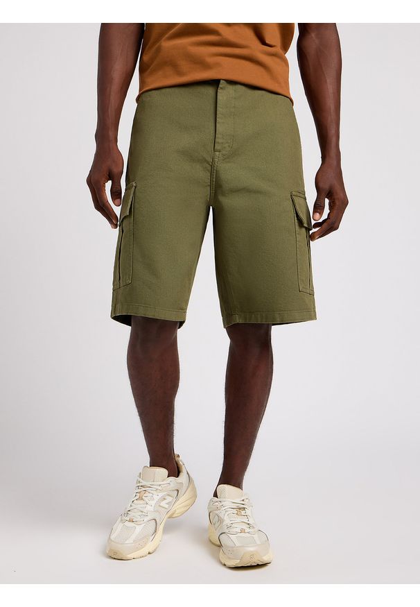 Lee - LEE MĘSKIE SZORTY MATERIAŁOWE LEE CARGO SHORT OLIVE GREEN 112349193. Materiał: materiał