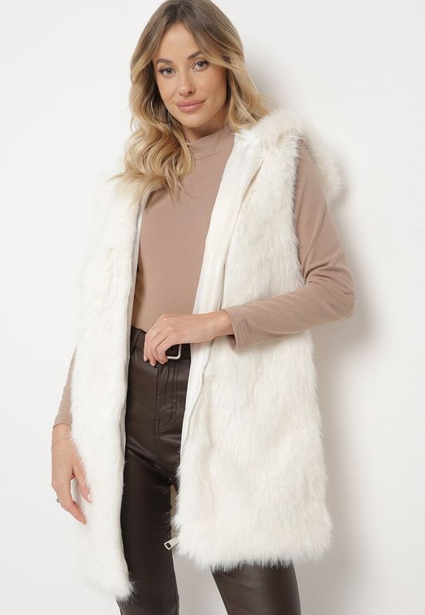 Born2be - Biała Futerkowa Kamizelka z Kapturem o Prostym Kroju Sinthira. Okazja: na co dzień. Typ kołnierza: kaptur. Kolor: biały. Materiał: jeans. Styl: casual, elegancki