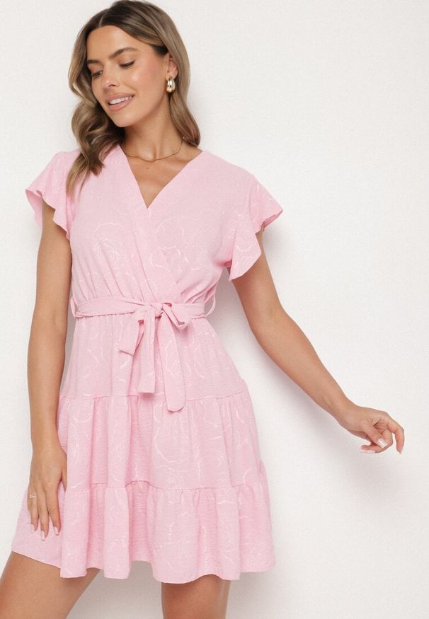 Born2be - Różowa Kopertowa Sukienka Ozdobiona Falbanami i Paskiem Liliessa. Okazja: na co dzień. Typ kołnierza: dekolt w kształcie V. Kolor: różowy. Wzór: aplikacja. Typ sukienki: kopertowe. Styl: elegancki, casual, klasyczny