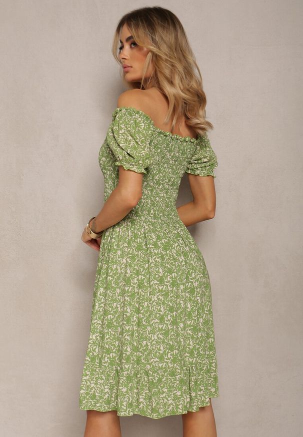Renee - Jasnozielona Rozkloszowana Sukienka Bawełniana w Kwiaty z Hiszpańskim Dekoltem Xallona. Kolor: zielony. Materiał: bawełna. Długość rękawa: krótki rękaw. Wzór: kwiaty. Sezon: wiosna, lato