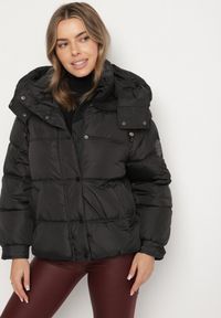 Born2be - Czarna Kurtka Puffer o Fasonie Oversize z Kapturem i Naszywką Azirva. Okazja: na co dzień. Typ kołnierza: kaptur. Kolor: czarny. Materiał: dzianina. Wzór: aplikacja. Styl: sportowy, casual #4