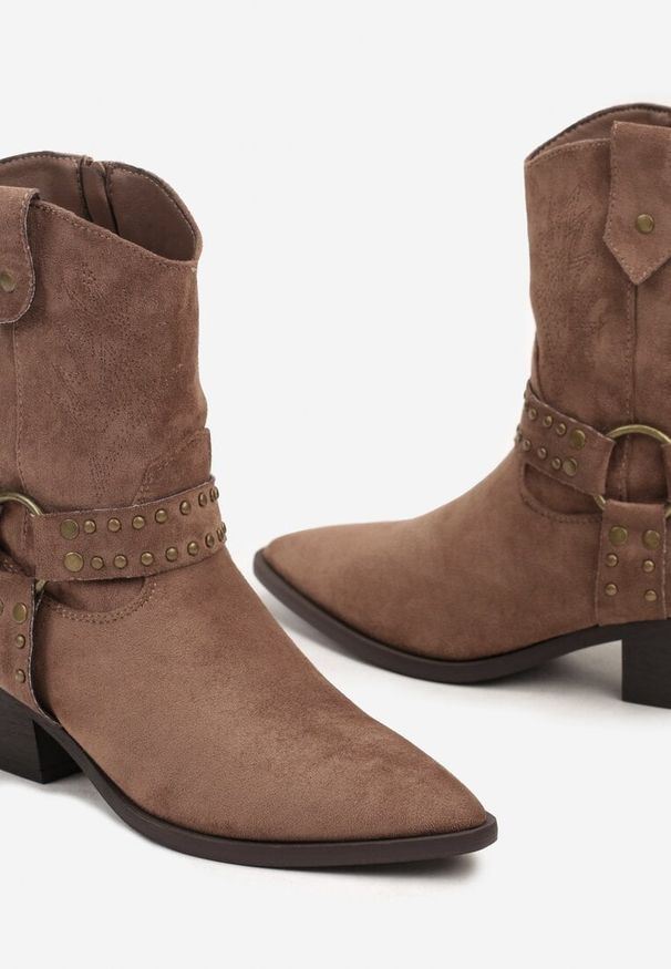 Renee - Ciemnobeżowe Botki na Stożku Bikery Kowbojki z Ozdobną Klamrą Merindale. Zapięcie: klamry. Kolor: beżowy. Materiał: skóra, jeans. Obcas: na stożku. Styl: rockowy. Wysokość obcasa: średni