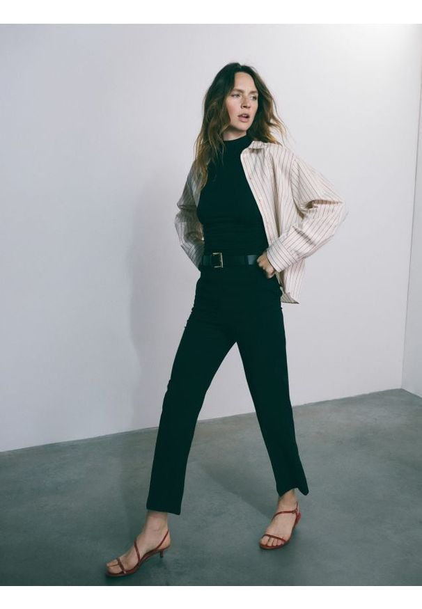 Reserved - Spodnie z paskiem - czarny. Kolor: czarny. Materiał: wiskoza, tkanina