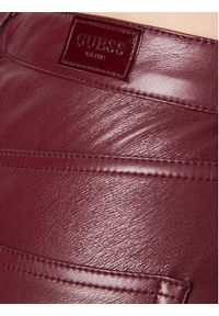 Guess Spodnie z imitacji skóry Kelly W3RA0M WF8P0 Bordowy Regular Fit. Kolor: czerwony. Materiał: skóra
