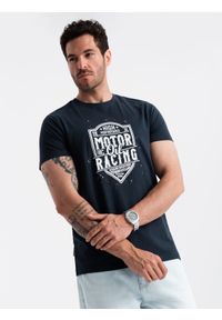 Ombre Clothing - T-shirt męski z nadrukiem w stylu motocyklowym – granatowy V4 OM-TSPT-0125 - XXL. Okazja: na co dzień. Kolor: niebieski. Materiał: materiał, bawełna. Wzór: nadruk. Styl: casual, klasyczny, elegancki #4