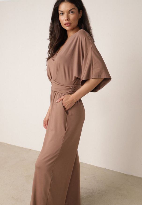 Born2be - Elegancki Kombinezon Nietoperzowy z Wiskozą z Marszczeniem w Talii Wentina. Kolor: brązowy. Materiał: wiskoza. Styl: elegancki