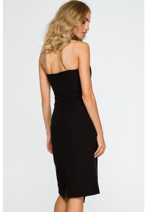 Sukienki.shop - Sukienka wieczorowa ołówkowa z gorsetem asymetryczna czarna. Okazja: na imprezę, na ślub cywilny, na wesele. Typ kołnierza: dekolt gorset. Kolor: czarny, różowy. Materiał: poliester, elastan, tkanina, materiał. Wzór: gładki. Typ sukienki: asymetryczne, gorsetowe, ołówkowe. Styl: wizytowy