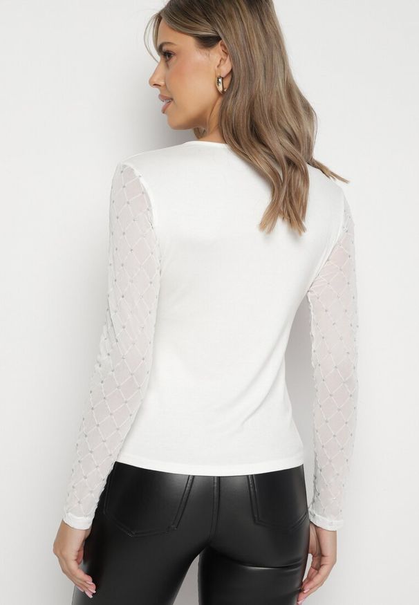 Born2be - Biała Bluzka z Wiskozy z Prześwitującymi Elementami na Rękawach i Dekolcie z Brokatem Irimarae. Okazja: na co dzień. Typ kołnierza: dekolt w kształcie V. Kolor: biały. Materiał: wiskoza. Styl: klasyczny, casual