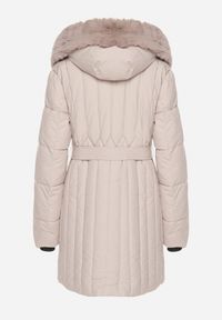 Born2be - Beżowa Kurtka z Pionowymi Pikowanymi Przeszyciami i Kapturem z Futrem Wiązana w Pasie Leoriya. Okazja: na co dzień. Kolor: beżowy. Materiał: futro. Styl: casual #4