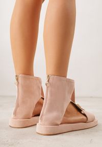 Renee - Różowe Sandały Typu Botki Ozdobione Metaliczną Klamrą z Przodu Adrasaia. Zapięcie: klamry. Kolor: różowy. Wzór: aplikacja. Sezon: lato #4