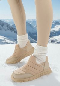 Born2be - Ciemnobeżowe Pikowane Sneakersy Śniegowce na Grubej Tłoczonej Platformie Verta. Okazja: na co dzień. Kolor: beżowy. Materiał: jeans. Obcas: na platformie. Styl: casual #1