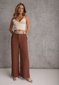 Renee - Brązowe Spodnie z Wiskozy High Waist Ozdobione Geometrycznym Motywem Iomane. Okazja: na co dzień. Stan: podwyższony. Kolor: brązowy. Materiał: wiskoza. Wzór: aplikacja, geometria. Styl: casual #3