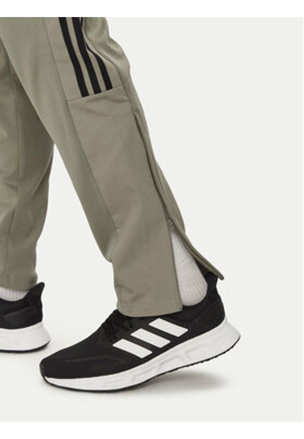 Adidas - adidas Spodnie dresowe Tiro IS1504 Zielony Regular Fit. Kolor: zielony. Materiał: bawełna, syntetyk