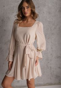 Renee - Beżowa Sukienka VICES z Półtransparentnymi Rękawami Wiązania w Talii Resmosa. Okazja: na co dzień, na randkę. Typ kołnierza: dekolt kwadratowy. Kolor: beżowy. Materiał: skóra, materiał. Styl: casual, elegancki #1