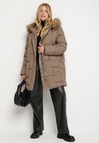 Born2be - Brązowa Pikowana Kurtka z Kapturem z Futerkiem Ruvite. Typ kołnierza: kaptur. Kolekcja: plus size. Kolor: brązowy. Materiał: futro