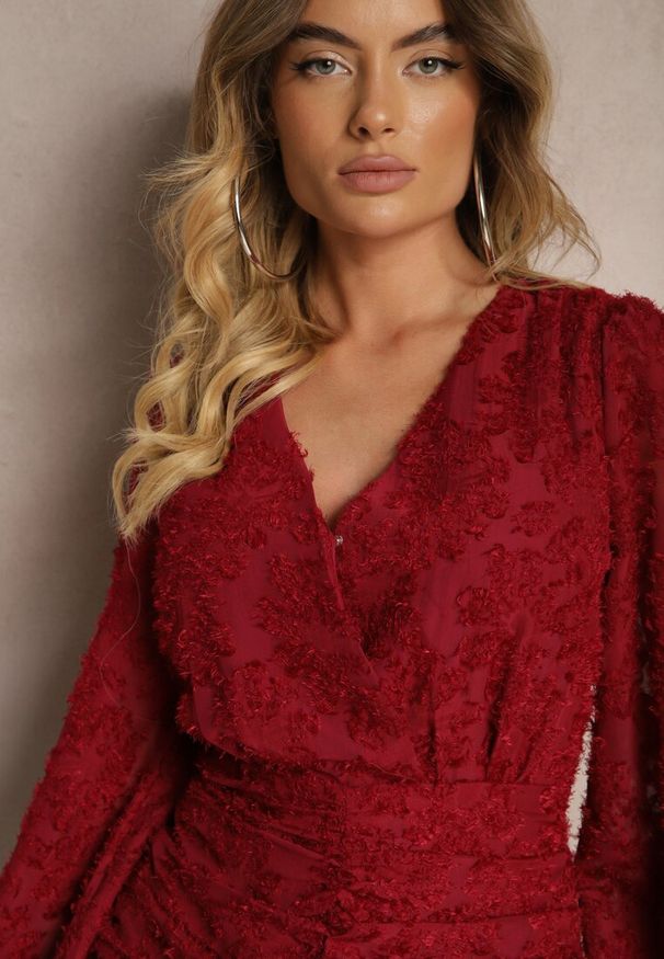 Renee - Bordowa Sukienka z Koronki o Taliowanym Fasonie z Kopertową Górą Nelabine. Kolor: czerwony. Materiał: koronka. Wzór: koronka. Typ sukienki: kopertowe