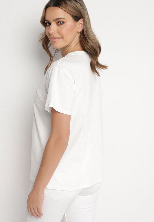 Born2be - Biały T-shirt z Bawełny Ozdobiony Haftowanym Napisem z Cekinami Marisiana. Okazja: na co dzień. Kolor: biały. Materiał: bawełna. Wzór: napisy, aplikacja, haft. Styl: glamour, klasyczny, casual