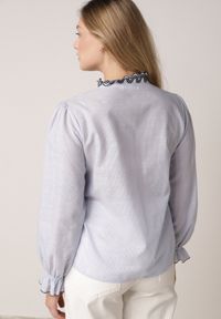 Born2be - Niebieska Koszula z Bawełny Ozdobiona Haftowaną Falbanką Zenatia. Okazja: na co dzień. Kolor: niebieski. Materiał: bawełna. Wzór: haft, aplikacja. Styl: casual, klasyczny, elegancki #8