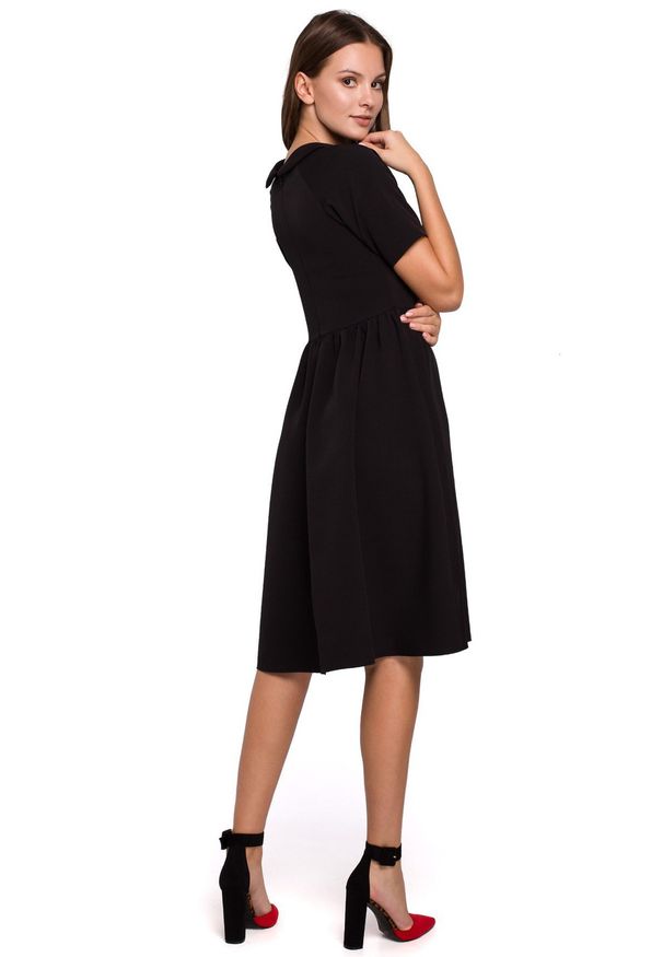 Sukienki.shop - Elegancka rozkloszowana sukienka z wywiniętą stójką czarna. Okazja: do pracy. Typ kołnierza: kołnierzyk stójkowy. Kolor: czarny. Styl: elegancki