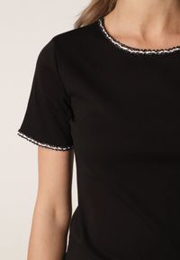 Born2be - Czarny Bawełniany T-shirt z Metaliczną Lamówką przy Dekolcie i Rękawach Ianania. Okazja: do pracy, na co dzień. Kolor: czarny. Materiał: bawełna. Styl: elegancki, klasyczny, casual #3