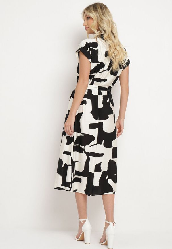 Born2be - Czarno-Biała Koszulowa Sukienka w Kolorowe Łaty z Paskiem w Talii o Rozkloszowanym Kroju Folefia. Okazja: na co dzień. Typ kołnierza: dekolt w kształcie V. Kolor: czarny. Materiał: wiskoza. Wzór: kolorowy. Typ sukienki: koszulowe. Styl: wizytowy, casual, elegancki