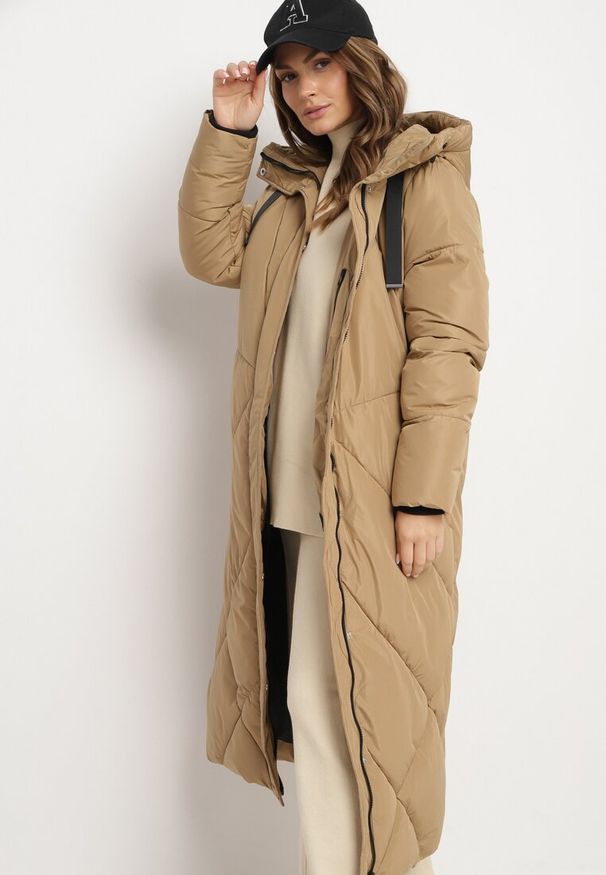 Born2be - Beżowa Pikowana Kurtka o Długim Pudełkowym Kroju z Kapturem i Kieszeniami Attesina. Okazja: na co dzień. Typ kołnierza: kaptur. Kolor: beżowy. Materiał: wełna, jeans. Długość: długie. Sezon: zima. Styl: klasyczny, casual, elegancki