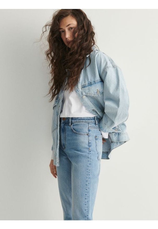 Reserved - Jeansy mom fit slim - niebieski. Kolor: niebieski