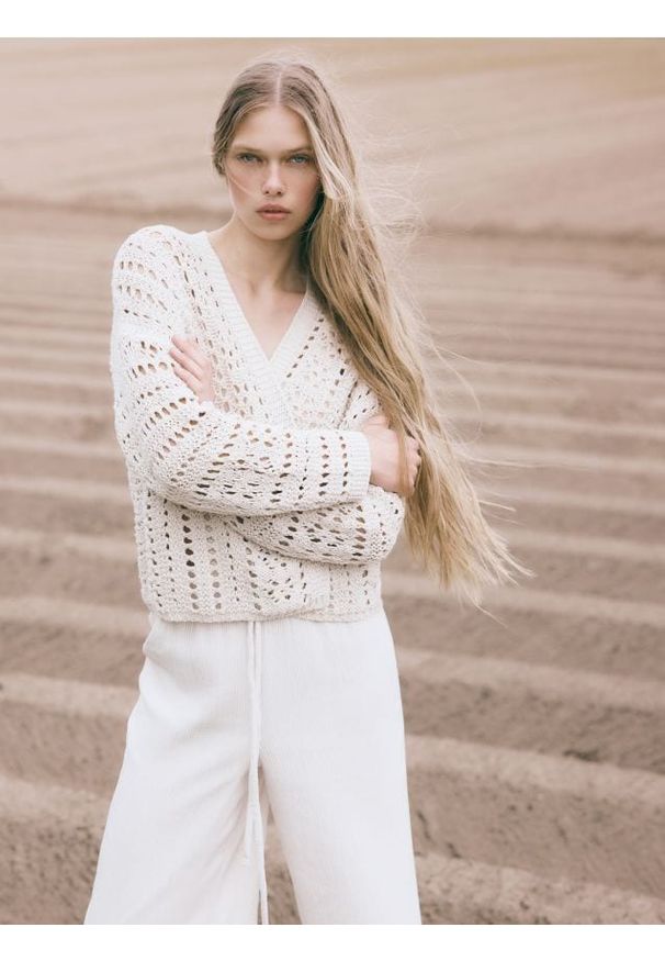 Reserved - Ażurowy kardigan - kremowy. Kolor: kremowy. Materiał: dzianina, bawełna. Wzór: ażurowy