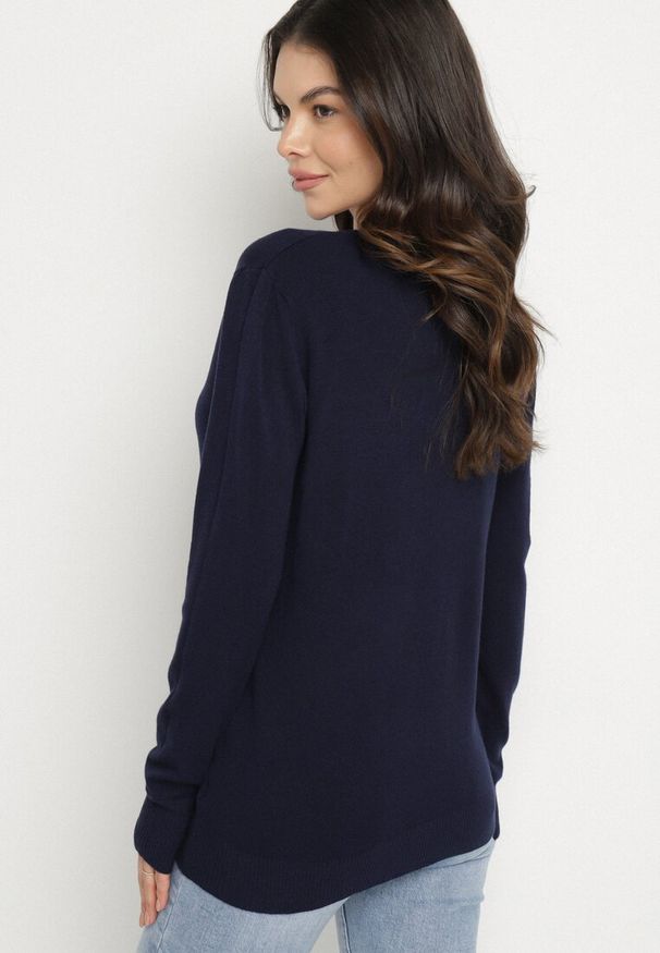 Born2be - Granatowy Sweter o Prostym Kroju z Dekoltem w Serek Sinoriel. Okazja: na co dzień. Typ kołnierza: dekolt w serek. Kolor: niebieski. Materiał: jeans. Wzór: aplikacja. Styl: casual