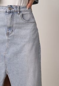 Born2be - Niebieska Jeansowa Spódnica z Bawełną Wysokim Stanem i Rozcięciem z Przodu Cannate. Okazja: na co dzień. Stan: podwyższony. Kolor: niebieski. Materiał: bawełna, jeans. Styl: casual #7