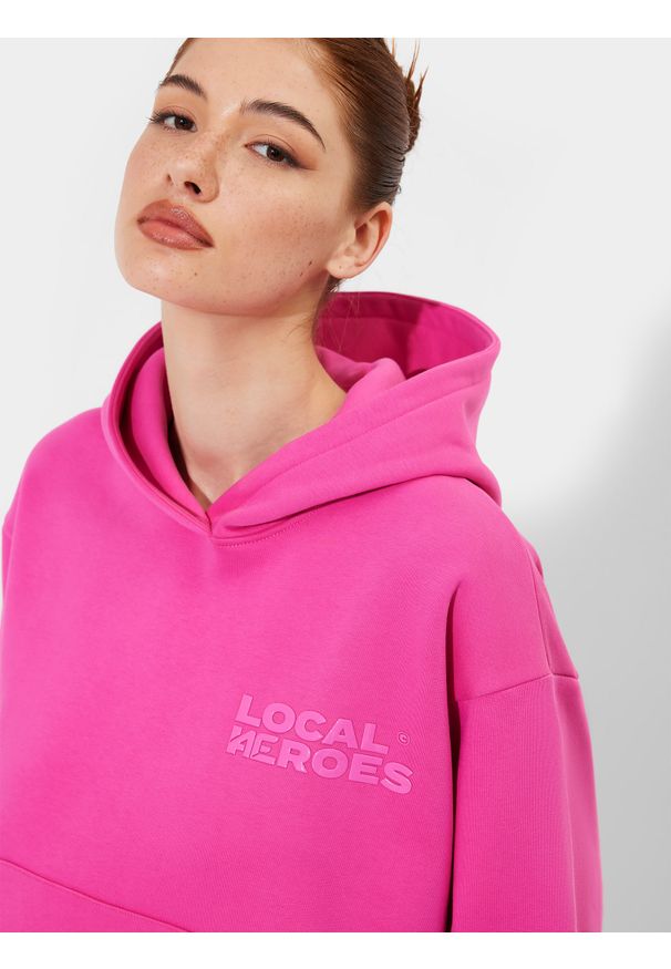 4f - Bluza dresowa nierozpinana z kapturem damska 4F x Local Heroes. Typ kołnierza: kaptur. Kolor: różowy. Materiał: dresówka. Styl: sportowy