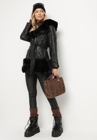 Born2be - Czarna Kurtka z Ekoskóry i Futerka z Wiązanym Paskiem Aravirta. Kolor: czarny. Materiał: futro #4