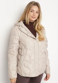 Born2be - Beżowa Pikowana Kurtka Przejściowa o Klasycznym Kroju z Kapturem Tavitte. Okazja: na spacer, na co dzień. Typ kołnierza: kaptur. Kolekcja: plus size. Kolor: beżowy. Materiał: jeans, poliester. Wzór: aplikacja. Styl: klasyczny #1