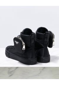 prada - PRADA - Czarne sneakersy z nylonowym etui. Wysokość cholewki: przed kolano. Kolor: czarny. Materiał: nylon. Szerokość cholewki: normalna #6