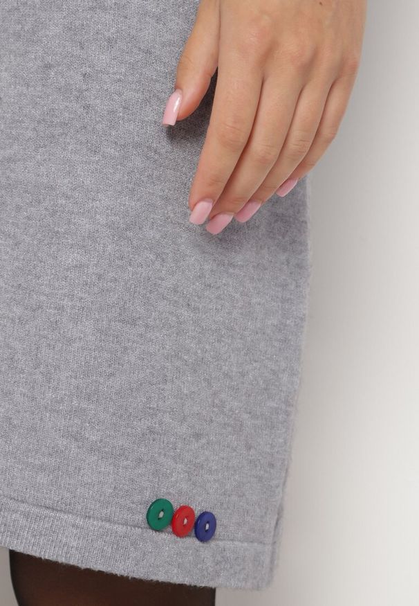 Born2be - Szara Dzianinowa Sukienka z Wiskozą o T-shirtowym Kroju z Ozdobnymi Guziczkami Arissana. Okazja: na co dzień. Kolor: szary. Materiał: wiskoza, dzianina. Styl: wizytowy, casual, elegancki