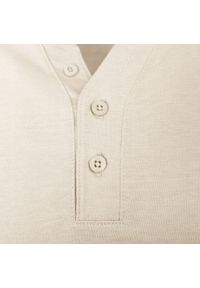 Koszulka Męska (T-Shirt) na Stójce z Guzikami - Pako Jeans - Jasny Beż. Okazja: na co dzień. Typ kołnierza: kołnierzyk stójkowy. Kolor: brązowy, beżowy, wielokolorowy. Materiał: bawełna. Styl: casual #6