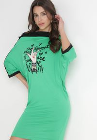 Born2be - Zielona Tunika na Jedno Ramię z Wiązaniem i Nadrukiem Ebisa. Kolor: zielony. Wzór: nadruk. Styl: elegancki