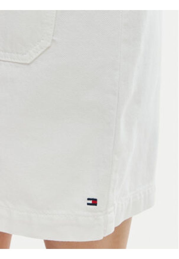TOMMY HILFIGER - Tommy Hilfiger Sukienka codzienna WW0WW48584 Biały Regular Fit. Okazja: na co dzień. Kolor: biały. Materiał: bawełna. Typ sukienki: proste. Styl: casual