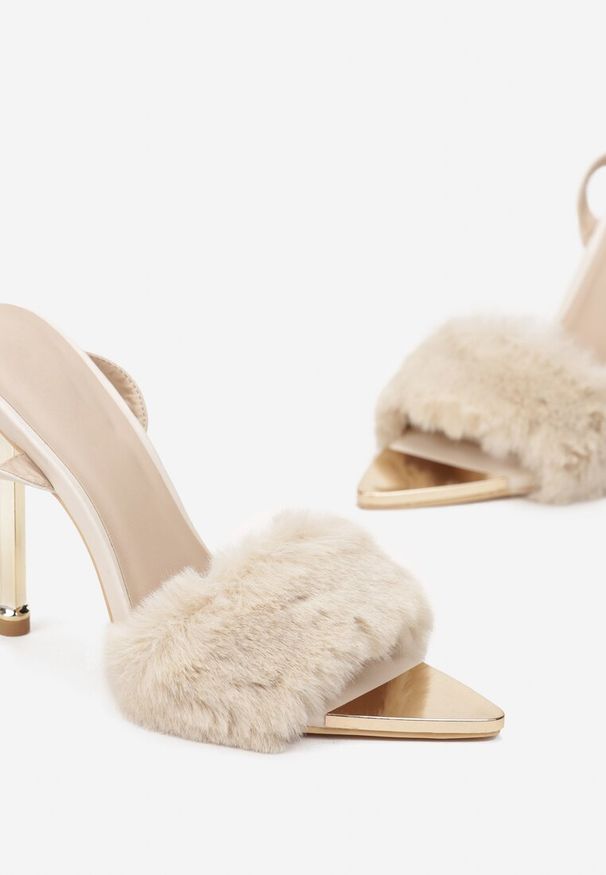 Born2be - Beżowe Sandały Aeron. Nosek buta: szpiczasty. Zapięcie: pasek. Kolor: beżowy. Materiał: futro. Wzór: aplikacja