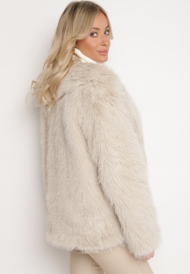 Born2be - Beżowa Futrzana Kurtka Płaszcz o Krótkim Kroju z Kieszeniami Tilisha. Okazja: na co dzień. Kolor: beżowy. Materiał: futro. Długość: krótkie. Wzór: aplikacja. Styl: casual, elegancki