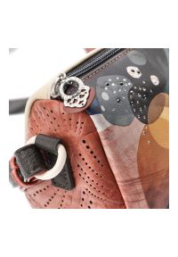 Pomarańczowa Stylowa Torebka Damska Na Ramię Anekke. Kolor: pomarańczowy. Wzór: napisy, aplikacja, haft. Dodatki: z haftem, z aplikacjami. Materiał: zdobione. Styl: elegancki. Rodzaj torebki: na ramię #8