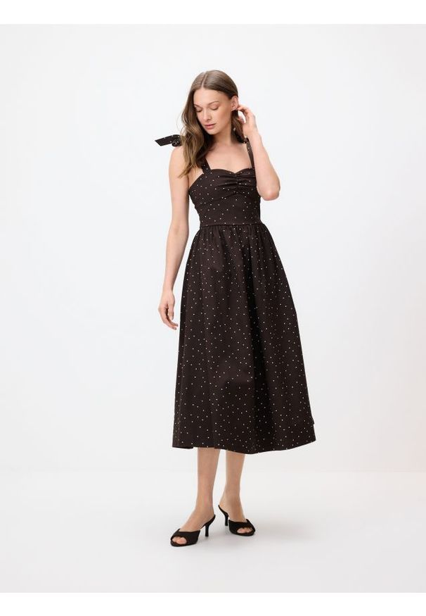 Reserved - Sukienka midi w groszki - ciemnobrązowy. Kolor: brązowy. Materiał: tkanina. Wzór: grochy. Długość: midi