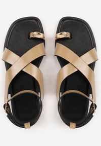 Renee - Ciemnobeżowe Sandały w Stylu Japonek Ozdobione Metaliczną Aplikacją Carover. Okazja: na co dzień. Zapięcie: pasek. Kolor: beżowy. Wzór: aplikacja. Styl: casual, elegancki #8