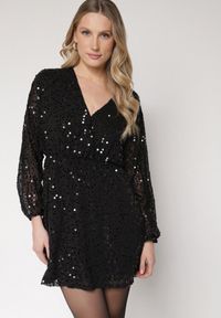 Born2be - Czarna Cekinowa Sukienka o Rozkloszowanym Kroju z Długimi Rękawami Reira. Okazja: na imprezę. Kolor: czarny. Materiał: poliester. Długość rękawa: długi rękaw. Styl: elegancki #1