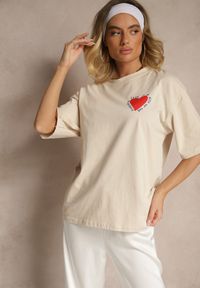Renee - Beżowy T-shirt z Bawełny Ozdobiony Sercem Ranira. Okazja: na co dzień. Kolor: beżowy. Materiał: bawełna. Wzór: aplikacja. Styl: casual #4