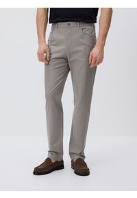 Reserved - Bawełniane spodnie slim fit - brązowy. Kolor: brązowy. Materiał: bawełna #1